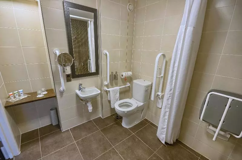 身障者適用スタンダードルーム, Holiday Inn London Gatwick   Worth, An Ihg