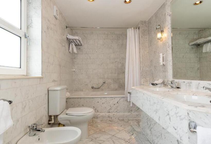 סוויטת פנטהאוז, The Empress