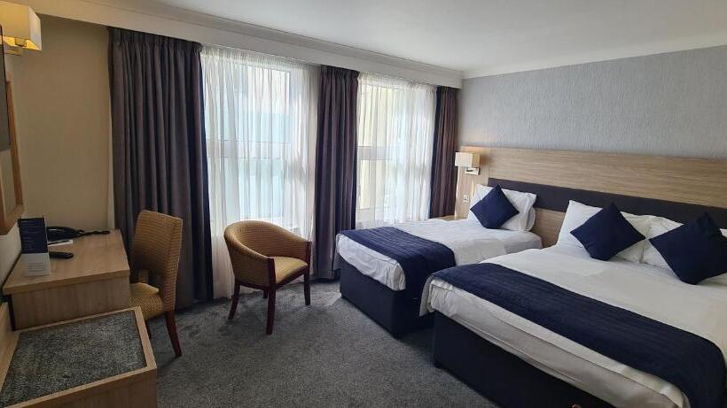 חדר משפחתי, The Empress