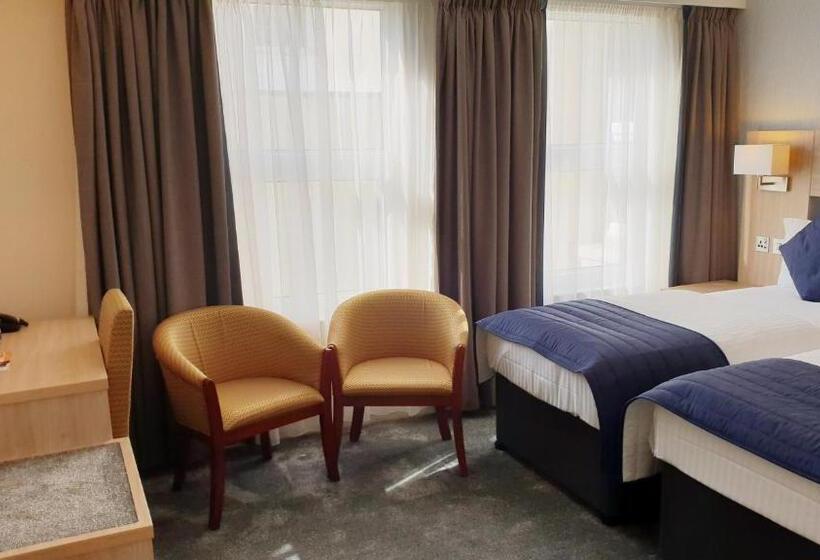 חדר משפחתי, The Empress