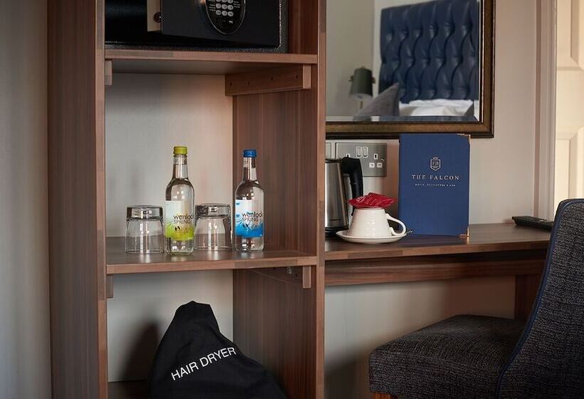 غرفة قياسية فردية, The Falcon