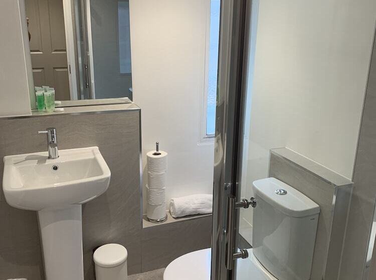 غرفة قياسية, The Falcon