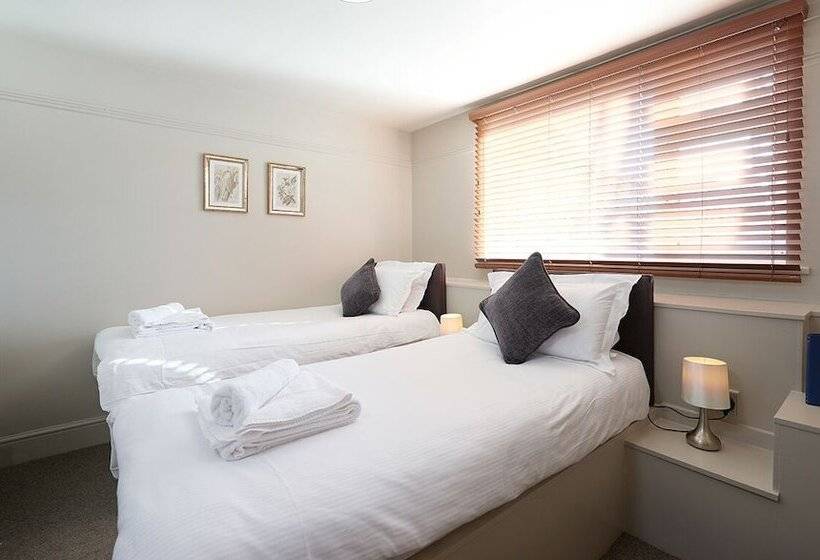 غرفة قياسية, The Falcon