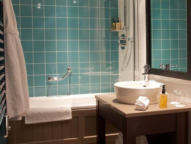 스탠다드 룸, The Feathers