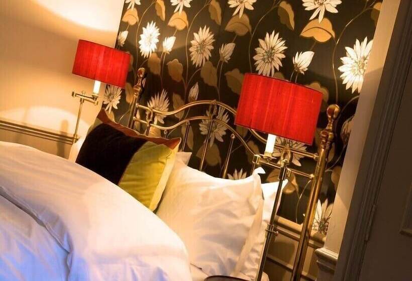 수피리어 룸, The Feathers