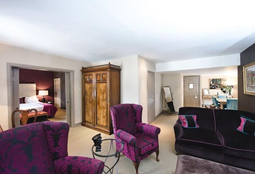 디럭스 스위트, The Feathers