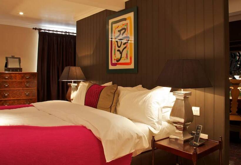 디럭스 스위트, The Feathers