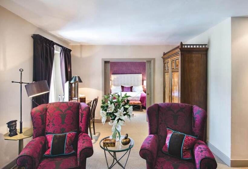 디럭스 스위트, The Feathers