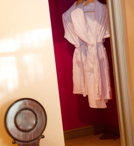 디럭스 스위트, The Feathers