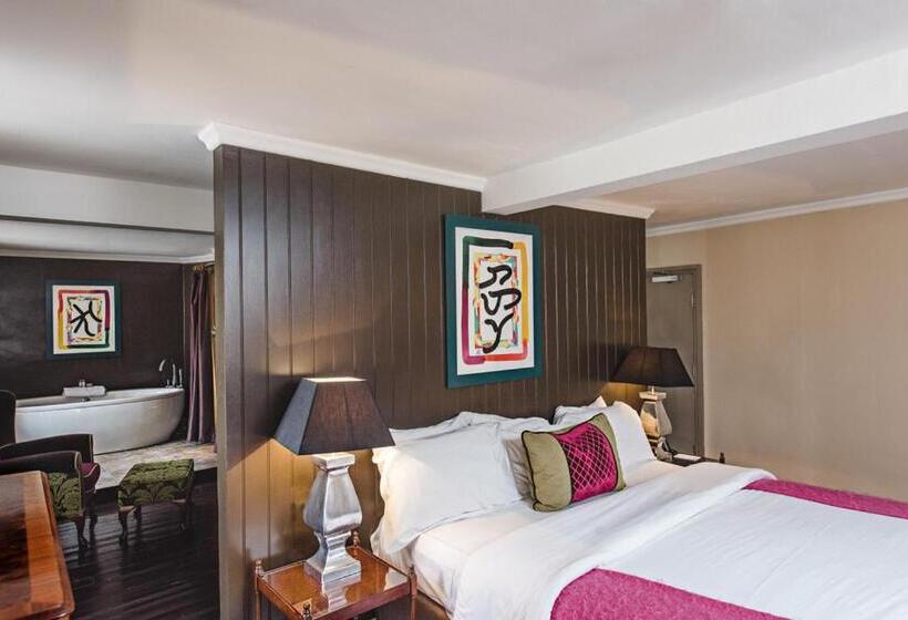 디럭스 스위트, The Feathers