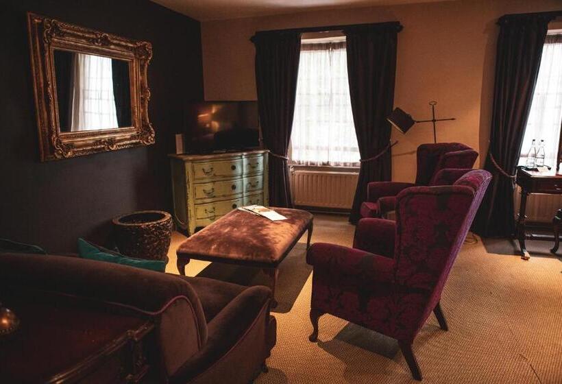 디럭스 스위트, The Feathers