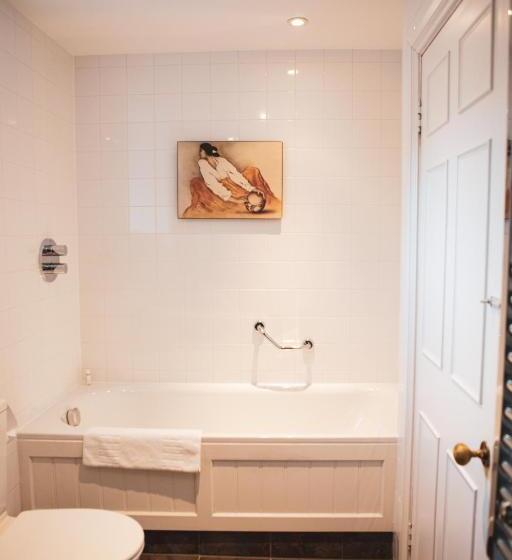 디럭스 스위트, The Feathers