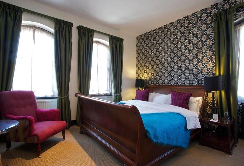 디럭스 룸, The Feathers