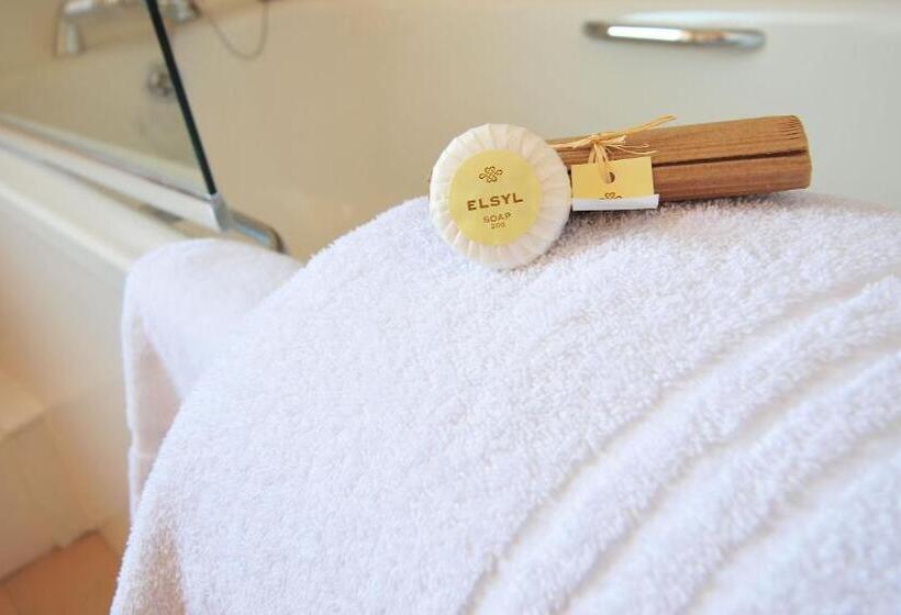 带海景的标准房, The White Lion