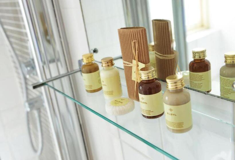 带海景的标准房, The White Lion