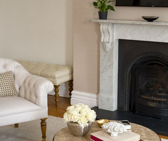 小型套房, The Adria