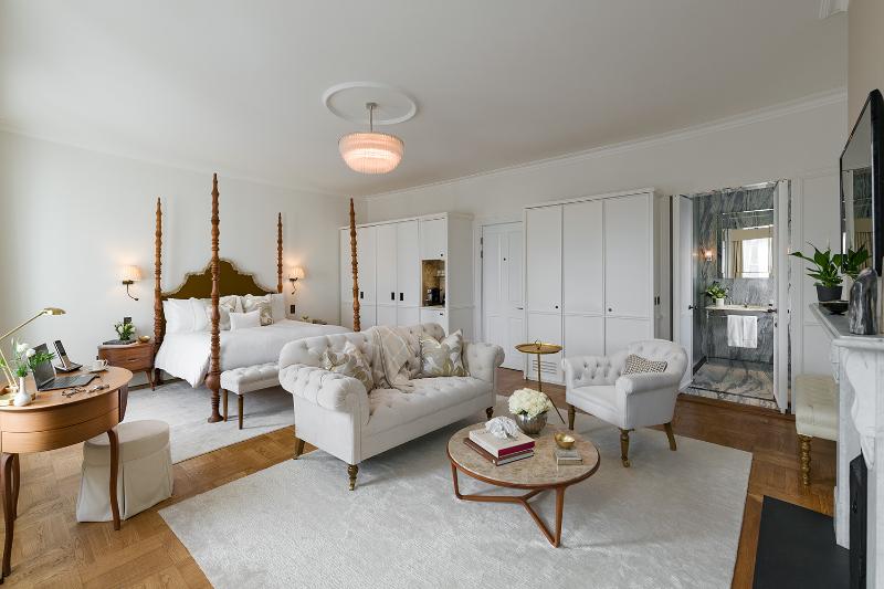 小型套房, The Adria