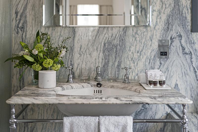 小型套房, The Adria