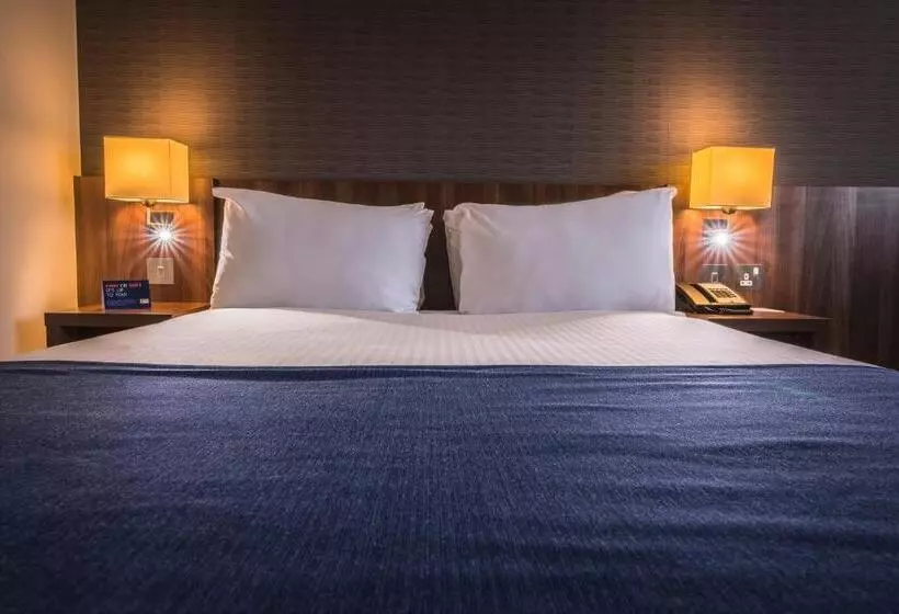 Standard-invahuone, Holiday Inn Express Preston South, An Ihg