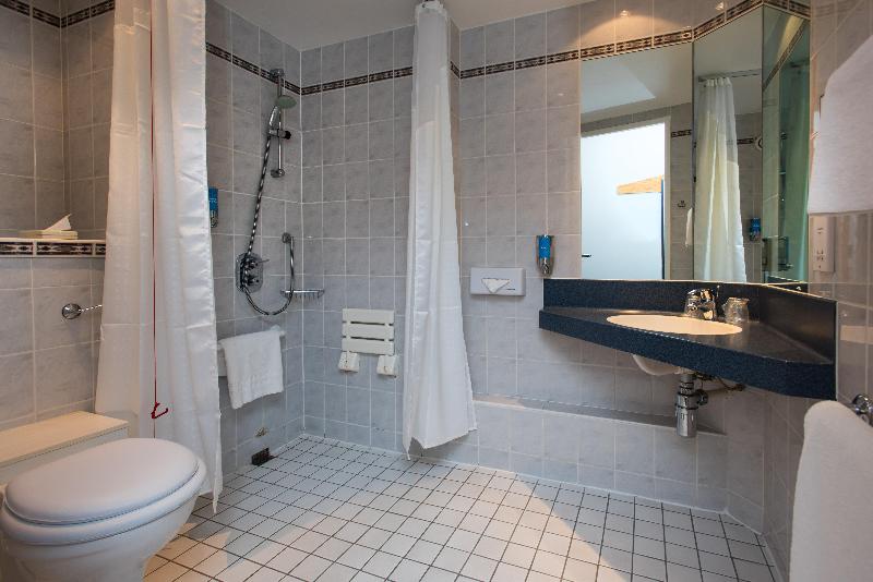 Номер Стандарт Адаптированный для Инвалидов, Holiday Inn Express Warwick   Stratford Upon Avon, An Ihg