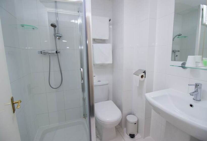 غرفة قياسية ثلاثية, London Town