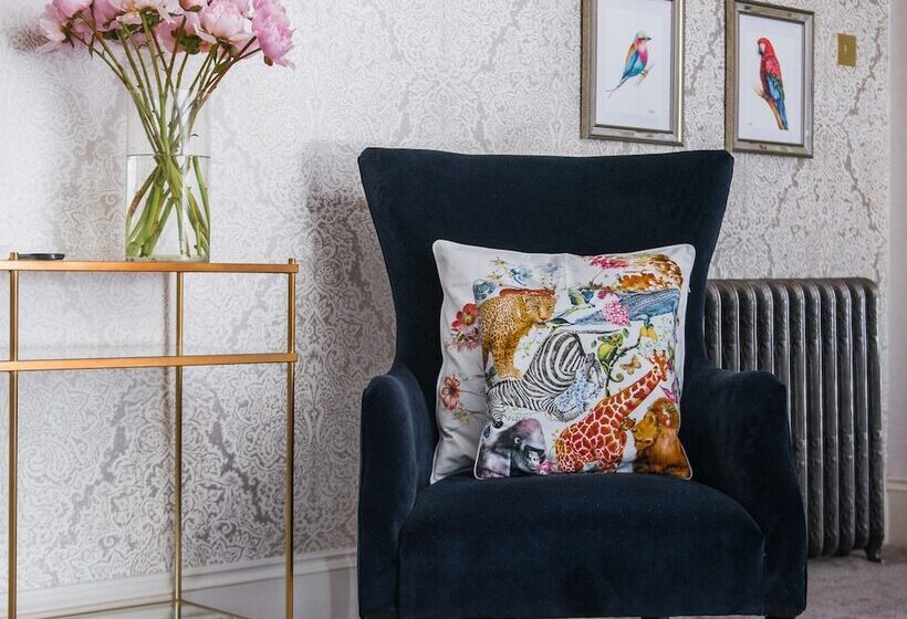 جناح جونيور, Oaklands Hall Hotel Sure Hotel Collection By Best Western