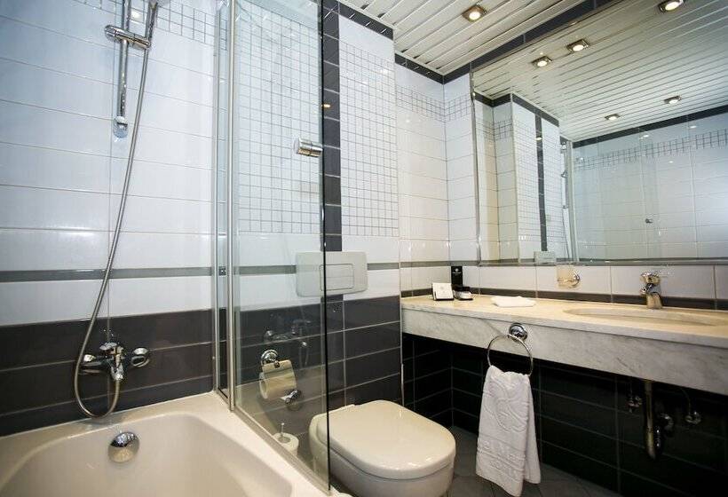 小型套房, Marinela Sofia