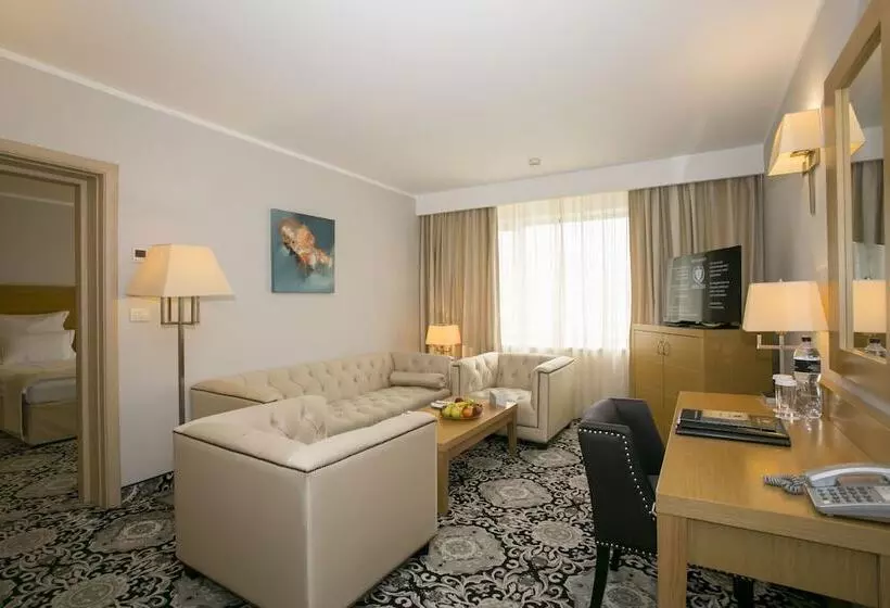 Suite Junior, Marinela Sofia