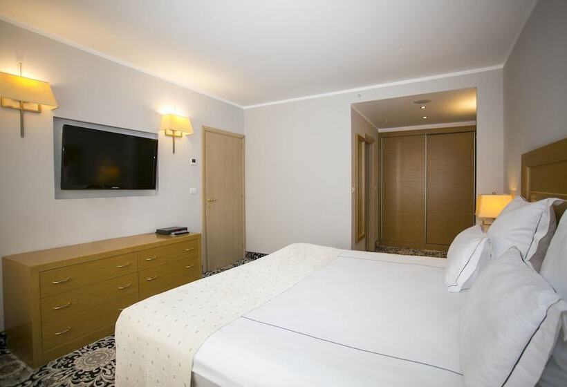 小型套房, Marinela Sofia