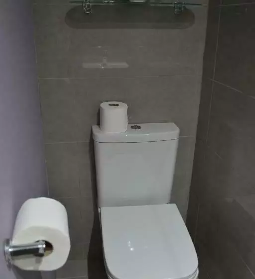 اتاق خانوادگی, Muthu Westcliff