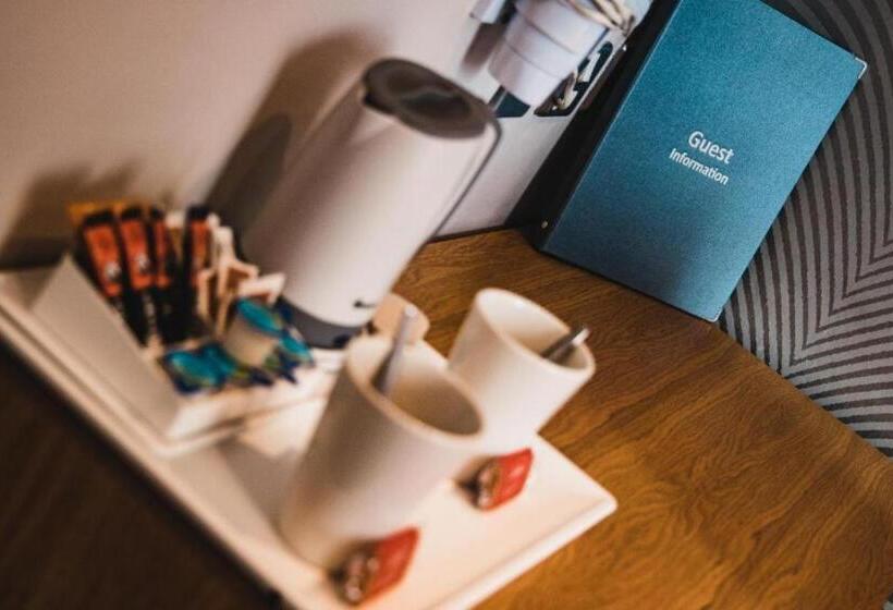 חדר אקונומי, The Red Lion