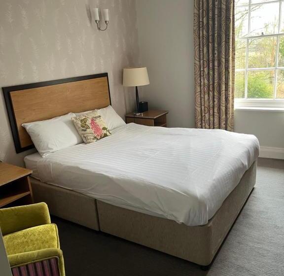 חדר משפחתי, The Riverside House