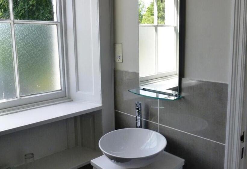 סוויטה, The Riverside House