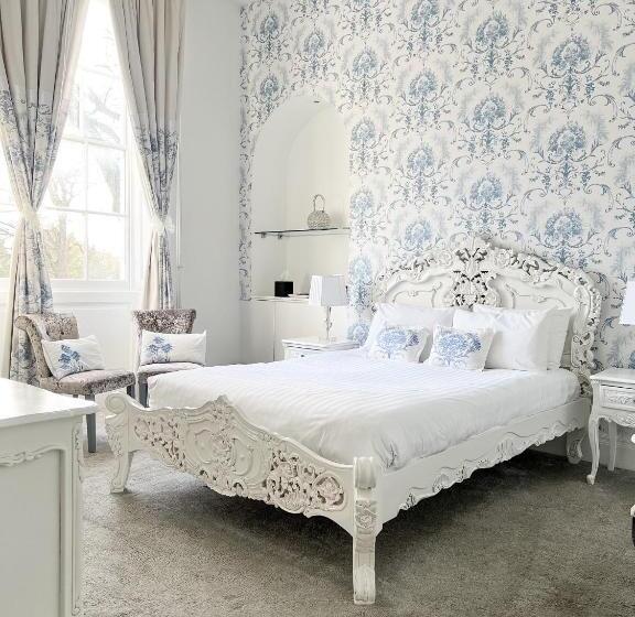 סוויטה, The Riverside House