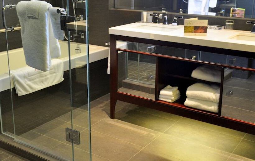 اتاق لوکس با تخت بزرگ, Auberge Saintantoine