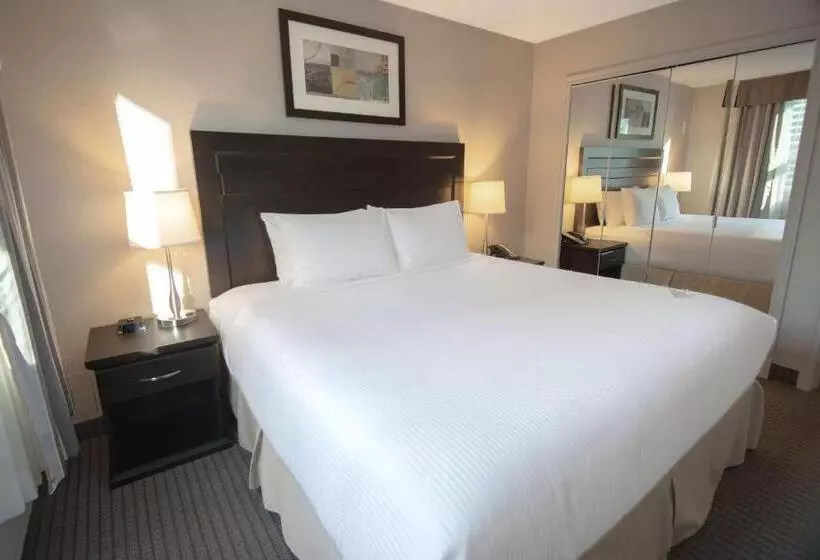 キングサイズベッドのスイートルーム, Coast Calgary Downtown Hotel & Suites By Apa