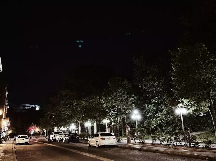 سوییت اجرایی, Manoir D Auteuil