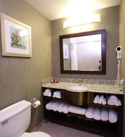 带大床的行政房间, Ramada By Wyndham Saskatoon