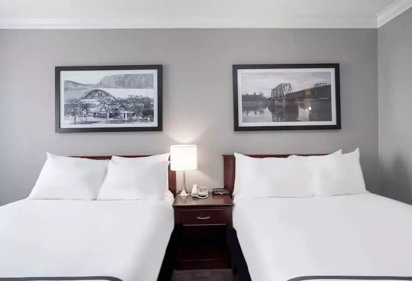 ２ダブルベッドのスタンダードルーム, Sandman Inn Kamloops