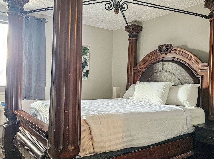 수피리어 룸, The Baker