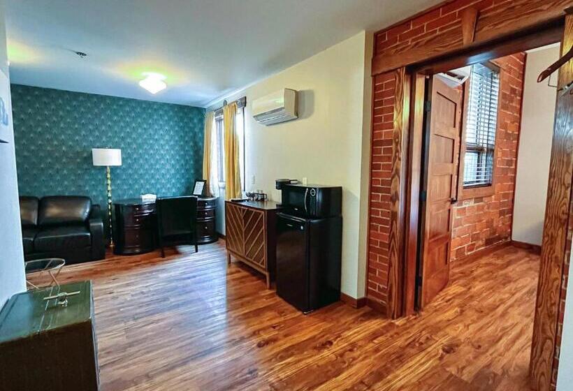 이그제큐티브 스위트, The Baker