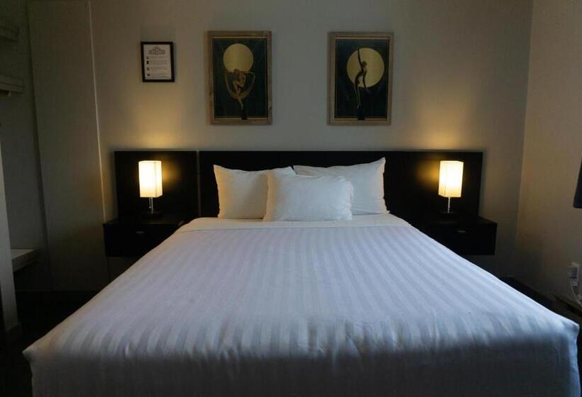 수피리어 룸, The Baker