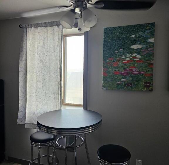 디럭스 룸, The Baker