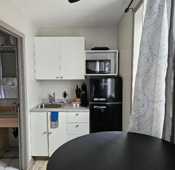 디럭스 룸, The Baker