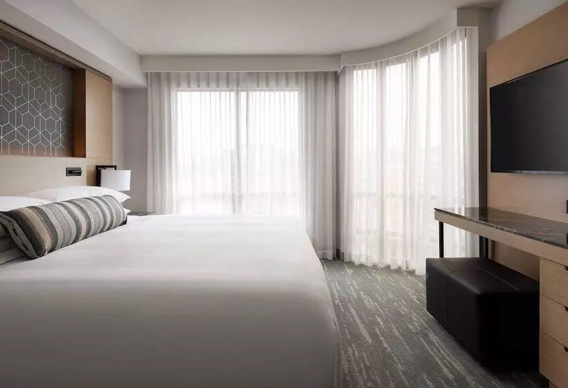 سوییت جونیور, Vancouver Airport Marriott
