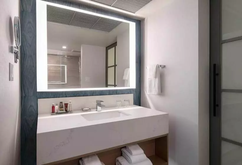 سوییت جونیور, Vancouver Airport Marriott