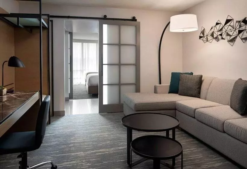 سوییت جونیور, Vancouver Airport Marriott