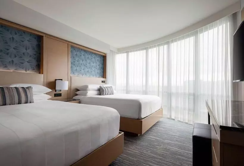 سوییت جونیور, Vancouver Airport Marriott