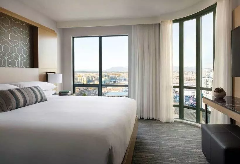 سوییت اجرایی, Vancouver Airport Marriott