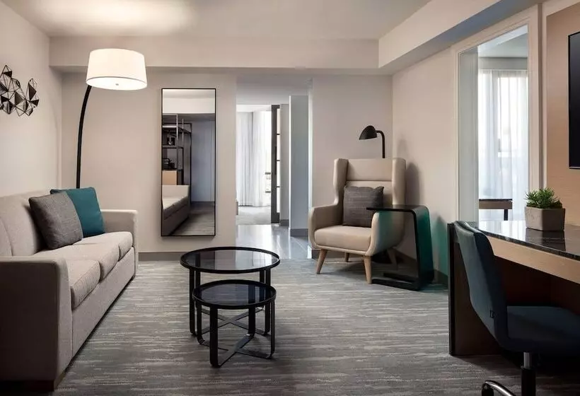 سوییت جونیور, Vancouver Airport Marriott
